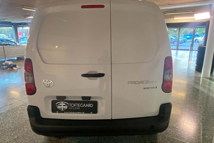 Hvid Toyota ProAce City fra 2025