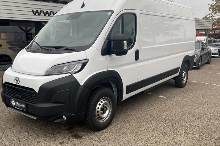Hvid Toyota Proace Max fra 2024 set udefra