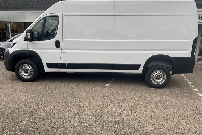 Hvid Toyota Proace Max fra 2024