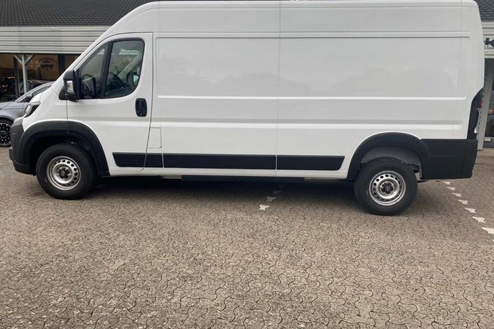Hvid Toyota Proace Max fra 2024 set udefra