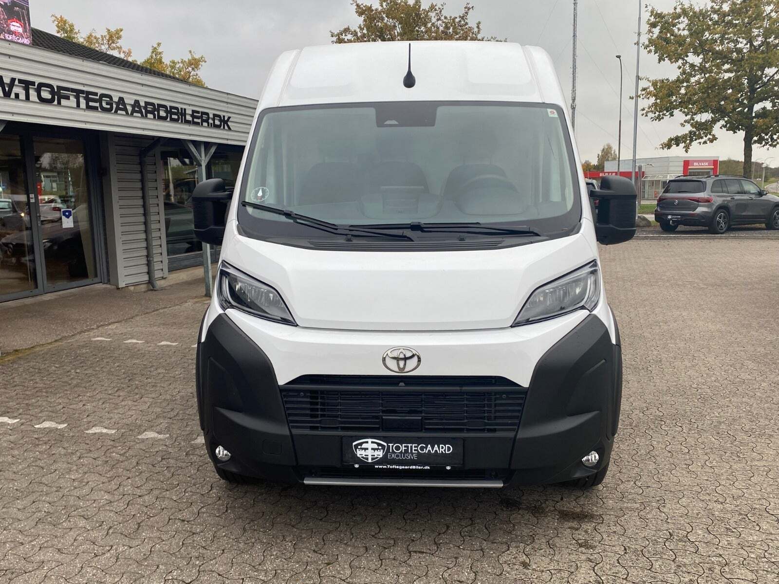 Hvid Toyota Proace Max fra 2024 set udefra
