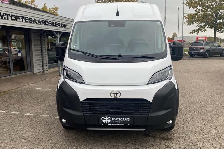 Hvid Toyota Proace Max fra 2024 set udefra