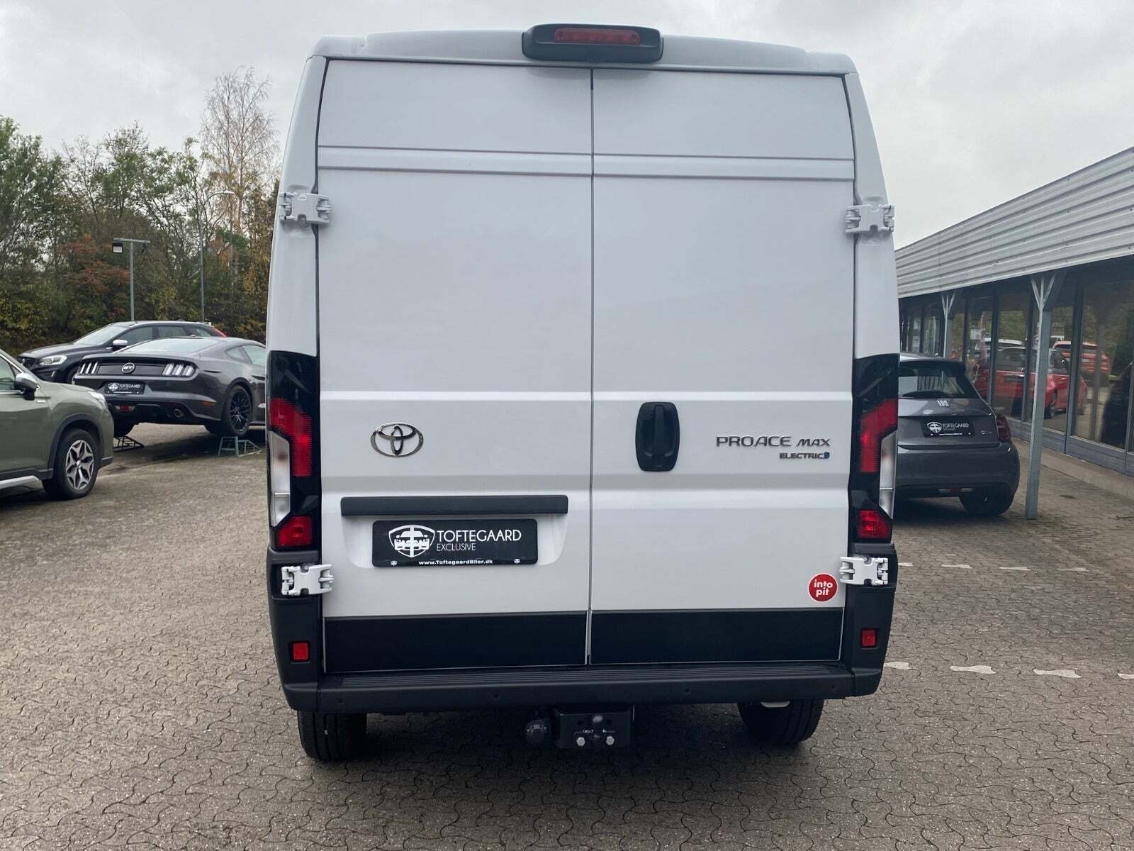 Hvid Toyota Proace Max fra 2024 set udefra