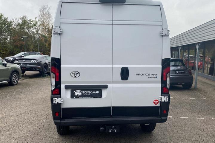 Hvid Toyota Proace Max fra 2024 set udefra