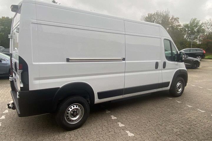 Hvid Toyota Proace Max fra 2024 set udefra