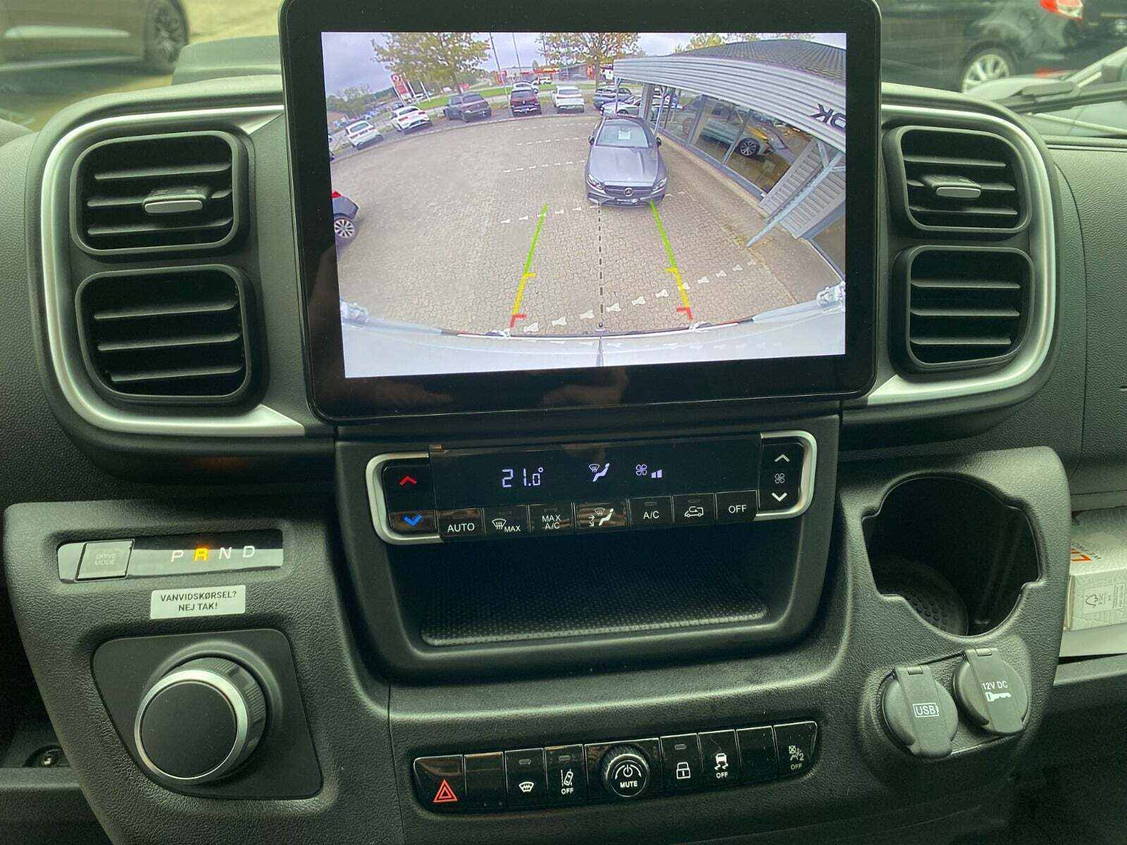 Hvid Toyota Proace Max fra 2024 set indefra