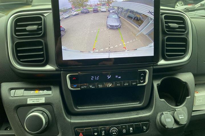 Hvid Toyota Proace Max fra 2024 set indefra