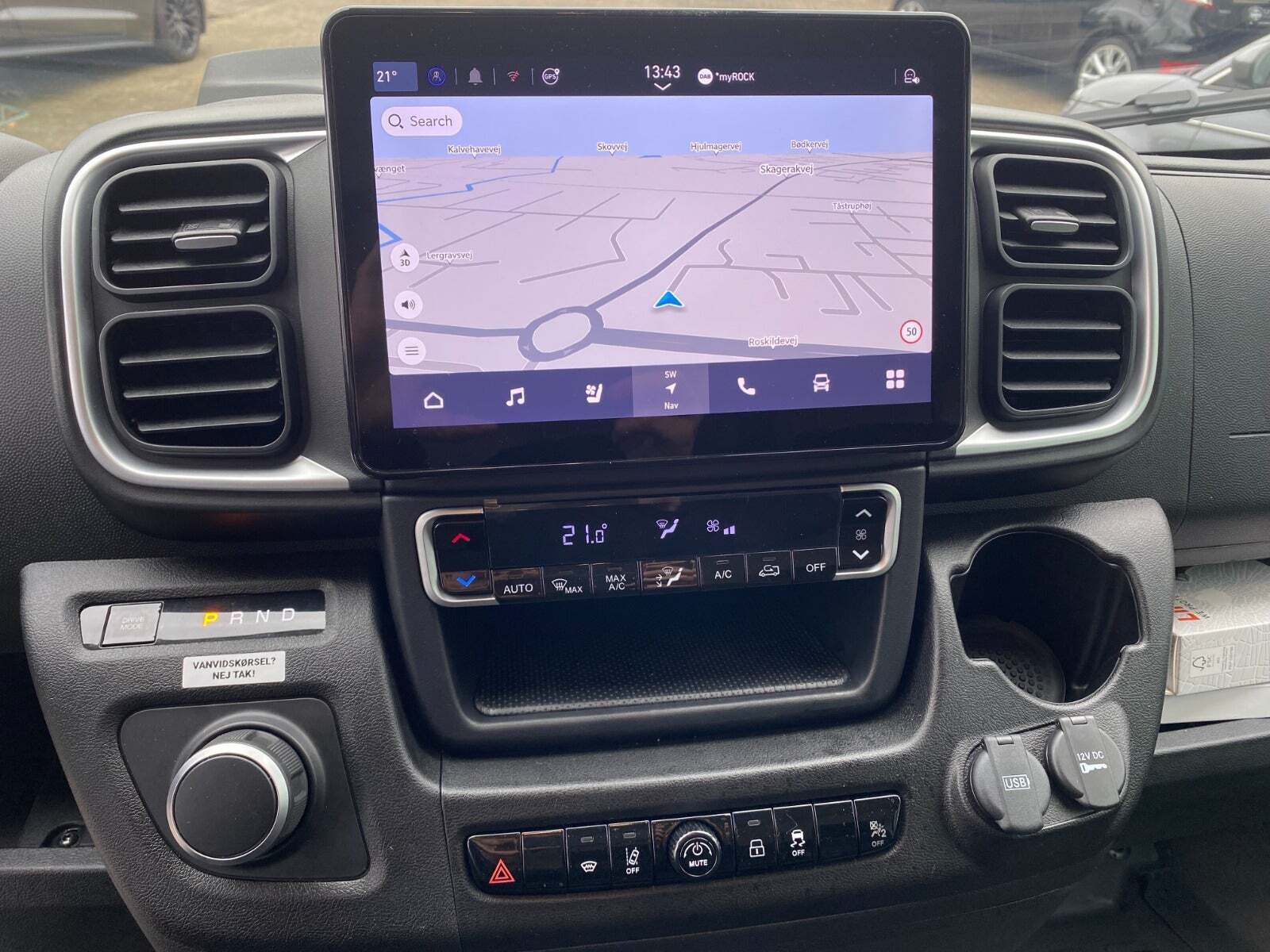 Hvid Toyota Proace Max fra 2024 set indefra