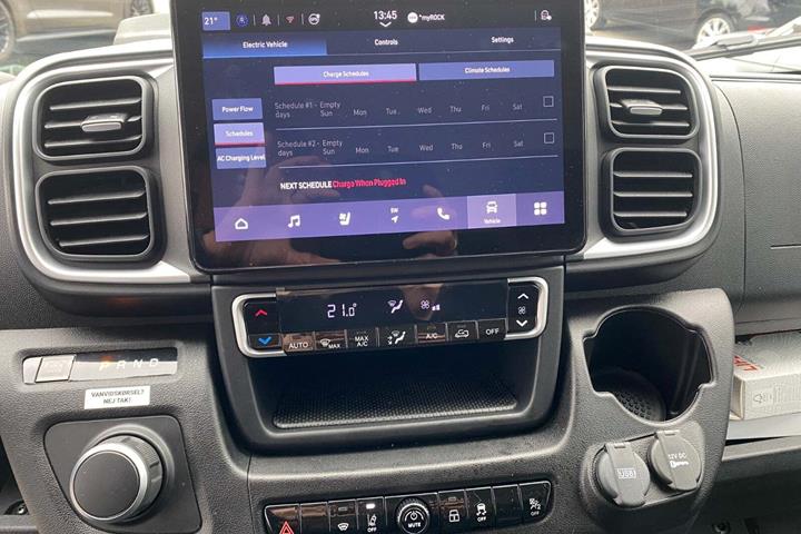 Hvid Toyota Proace Max fra 2024 set indefra