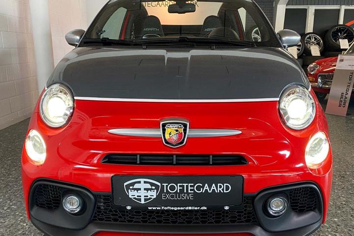 Grå Abarth 595C fra 2016 set udefra