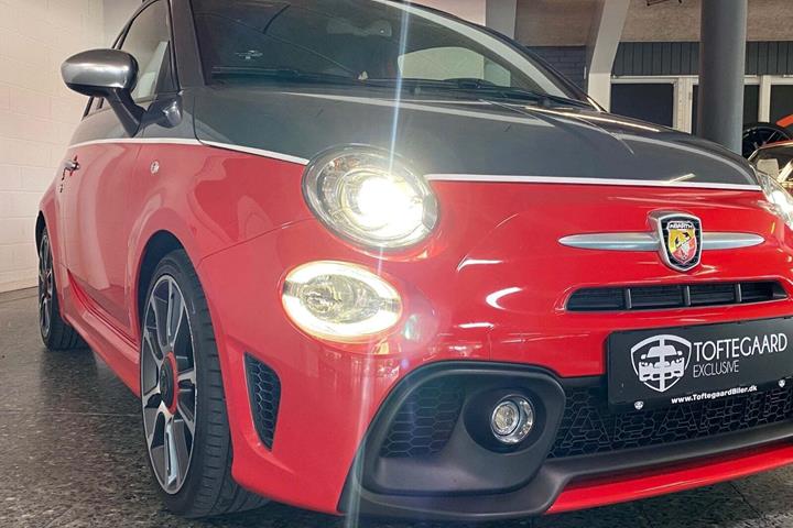 Grå Abarth 595C fra 2016 set udefra