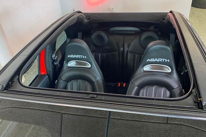Grå Abarth 595C fra 2016 set indefra