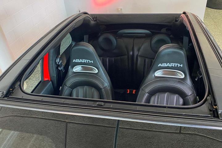 Grå Abarth 595C fra 2016 set indefra