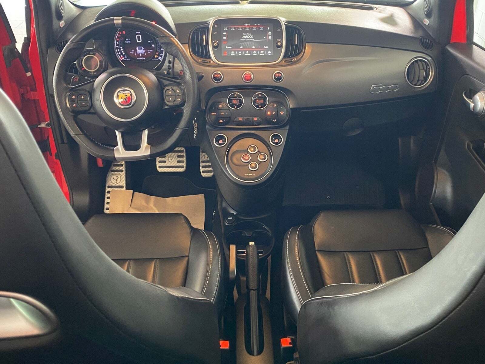 Grå Abarth 595C fra 2016 set indefra