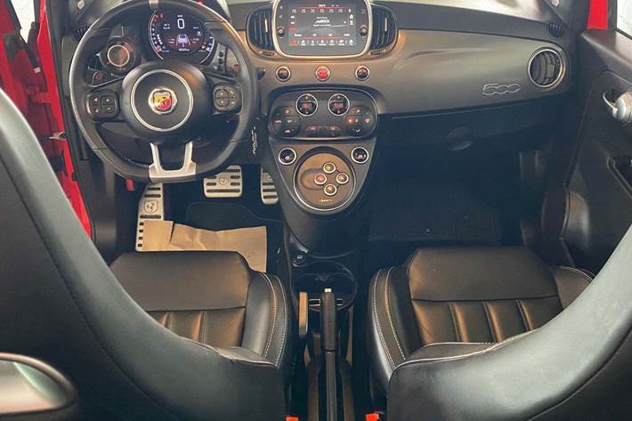 Grå Abarth 595C fra 2016 set indefra