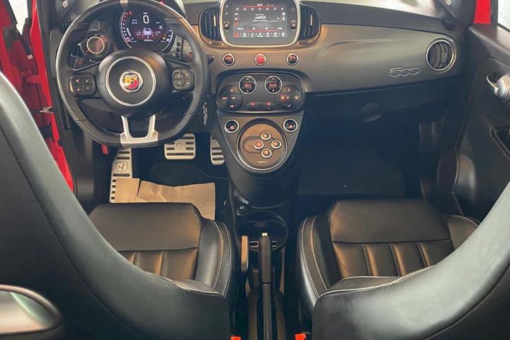Grå Abarth 595C fra 2016 set indefra