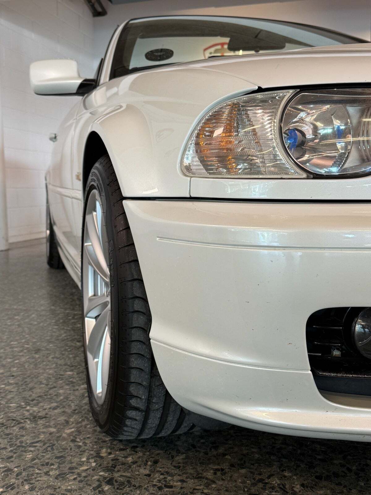 Hvid BMW 330Ci fra 2002 set udefra