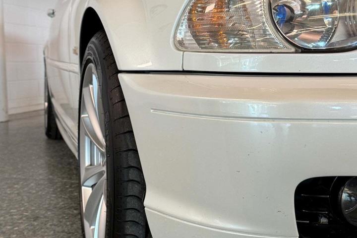 Hvid BMW 330Ci fra 2002 set udefra