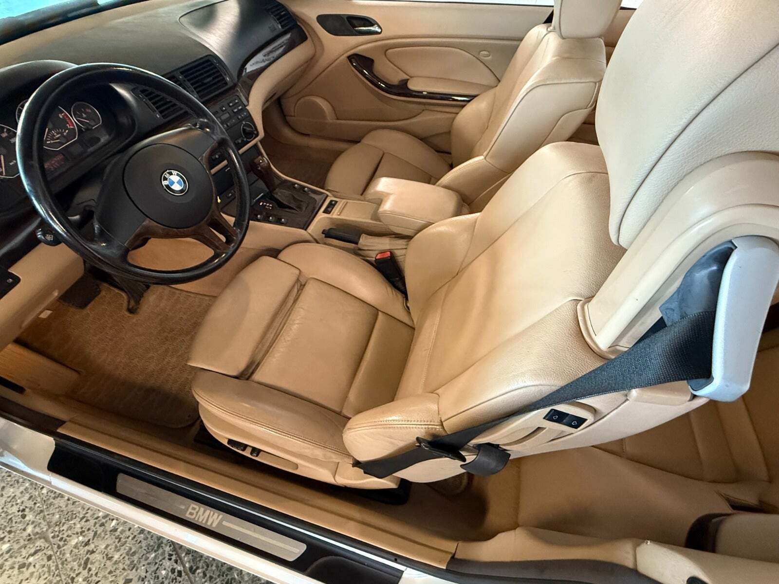 Hvid BMW 330Ci fra 2002 set indefra