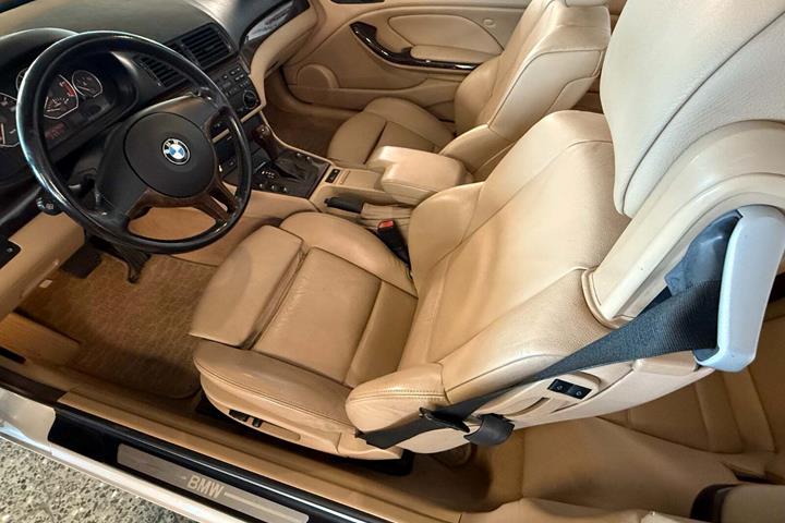Hvid BMW 330Ci fra 2002 set indefra