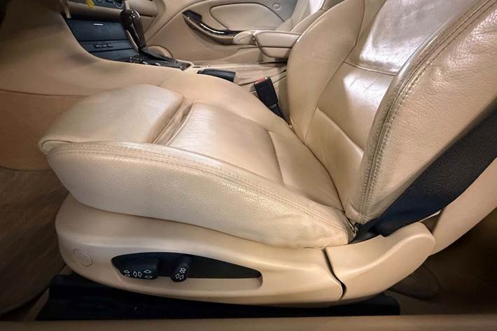 Hvid BMW 330Ci fra 2002 set indefra