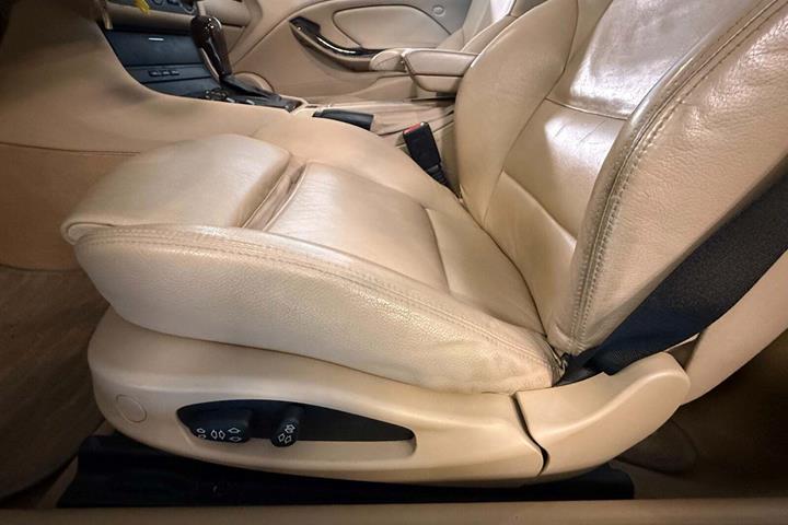 Hvid BMW 330Ci fra 2002 set indefra