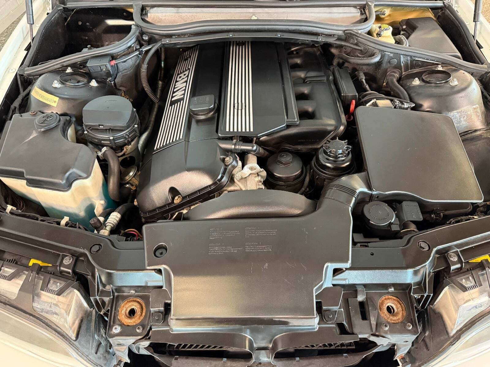 Hvid BMW 330Ci fra 2002 set udefra