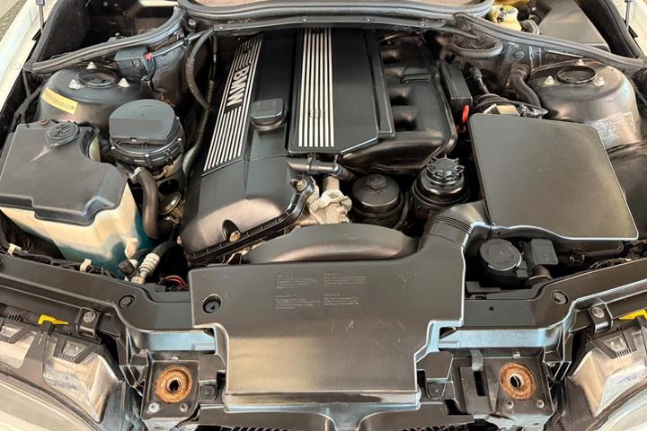 Hvid BMW 330Ci fra 2002 set udefra