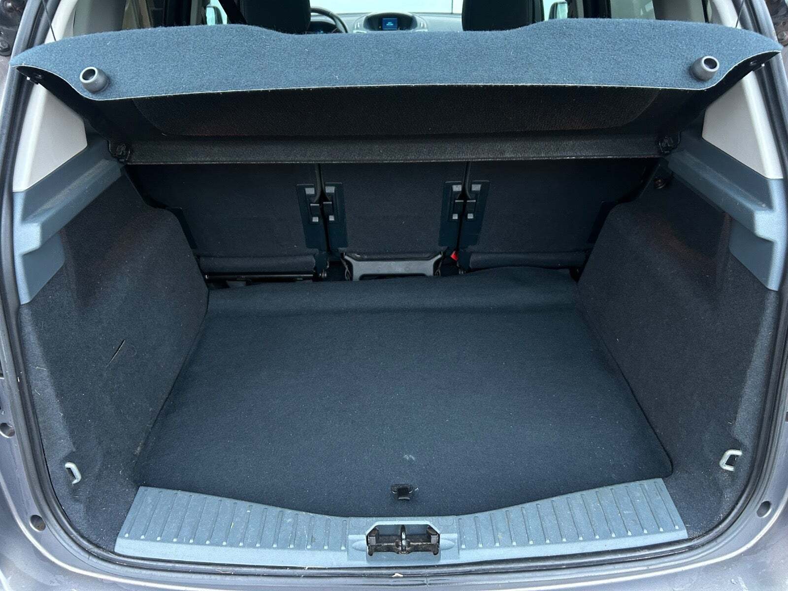 Grå Ford C-MAX fra 2012