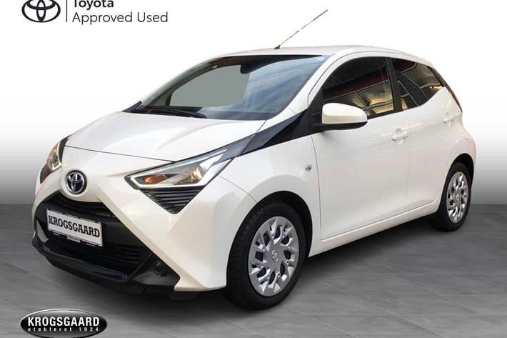 Hvid Toyota Aygo fra 2019 set udefra