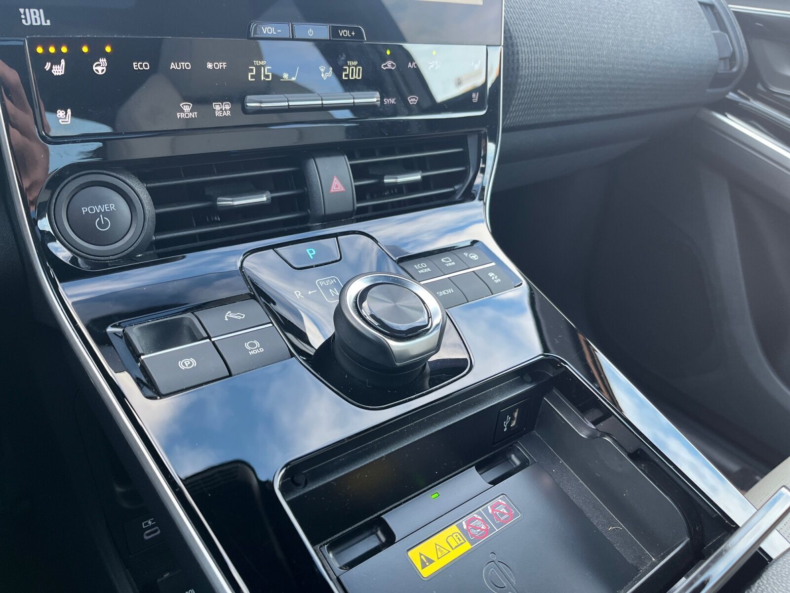 Hvid Toyota BZ4X fra 2024