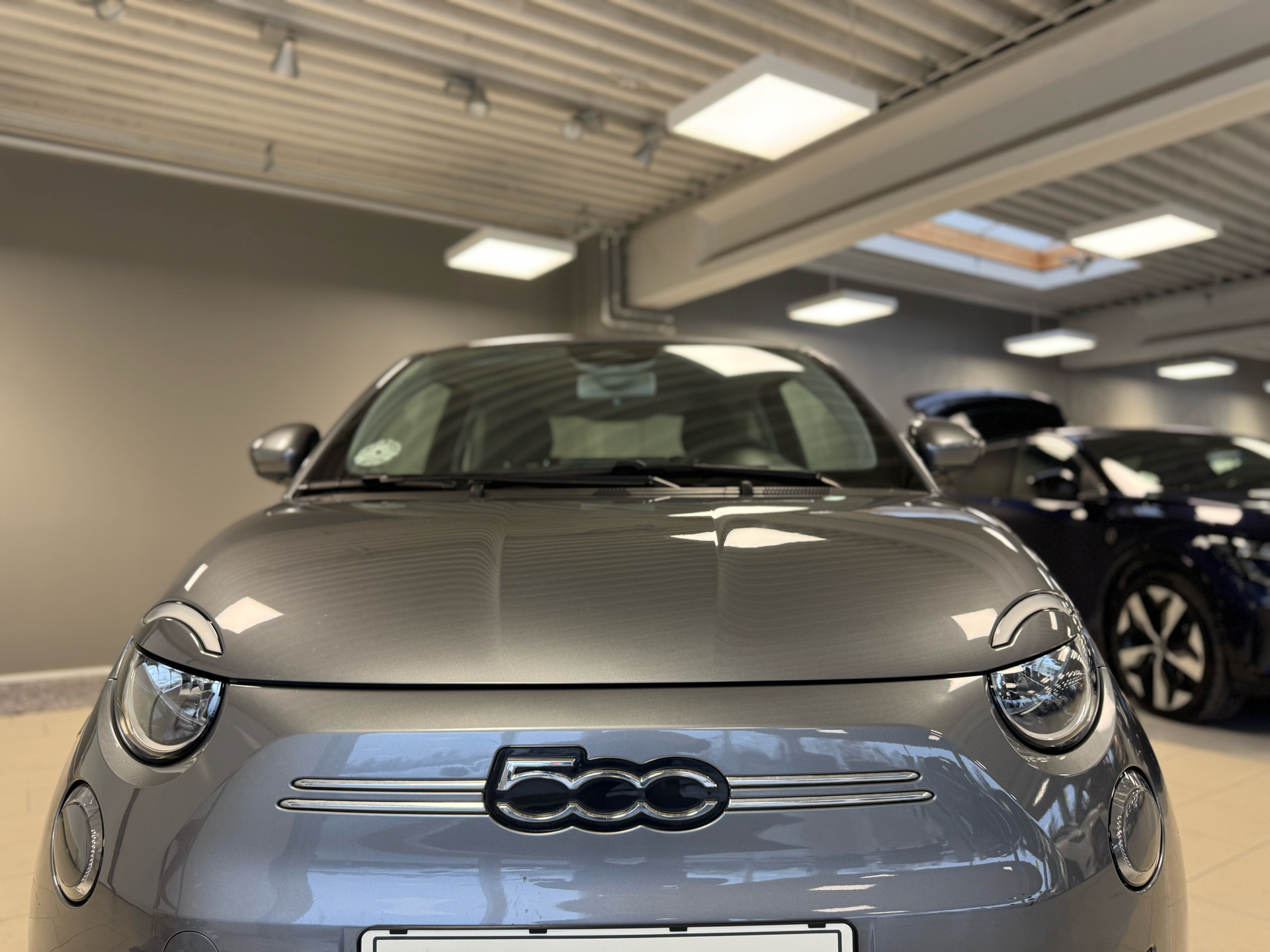 Grå Fiat 500e fra 2023