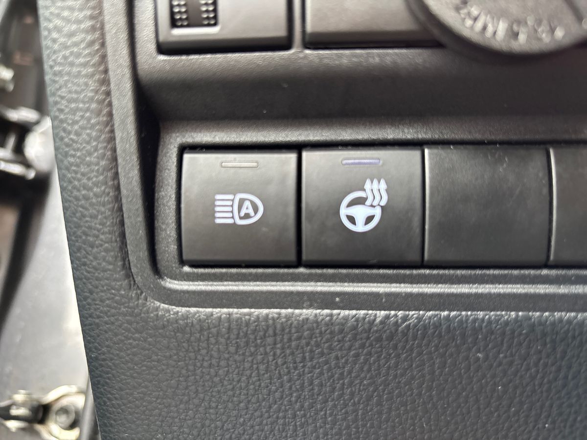 Grå Toyota Yaris fra 2021