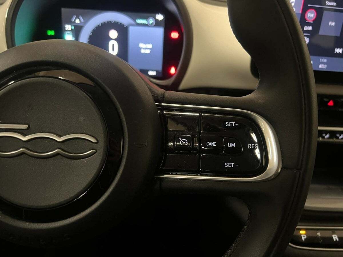 Hvid Fiat 500e fra 2023