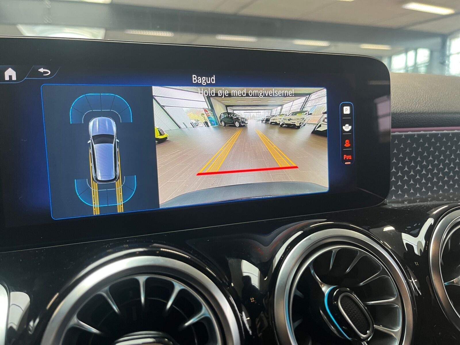 Sort Mercedes EQB250+ fra 2024