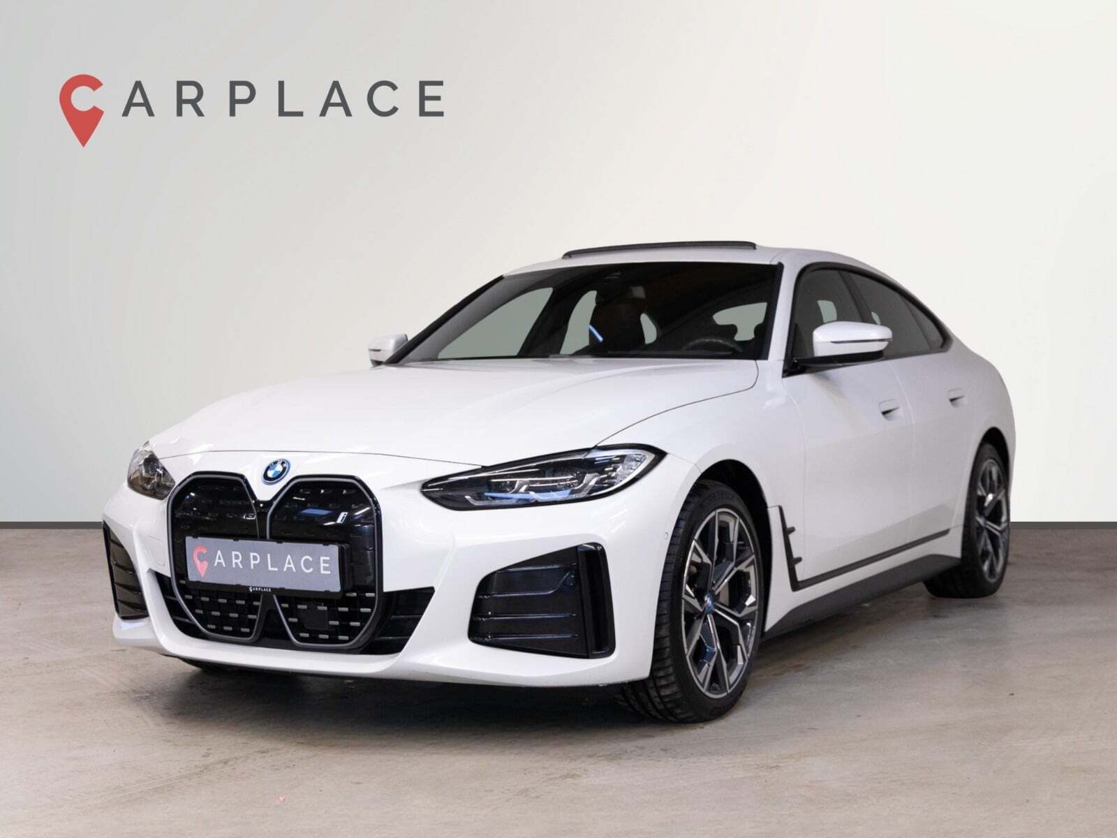 Hvid BMW i4 fra 2022 set udefra