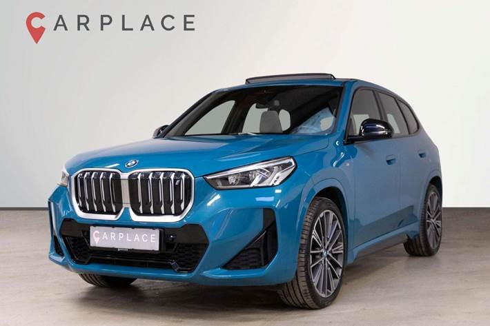 Blå BMW iX1 fra 2023 set udefra