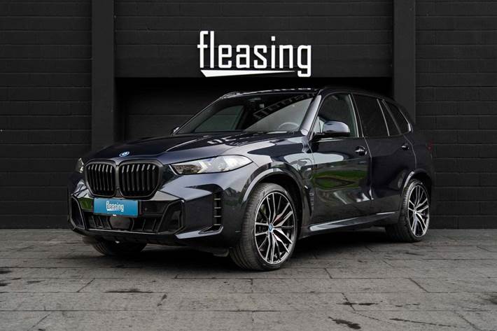 Sort BMW X5 fra 2023 set udefra