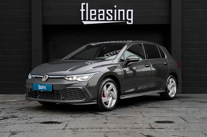 Grå VW Golf VIII fra 2022 set udefra