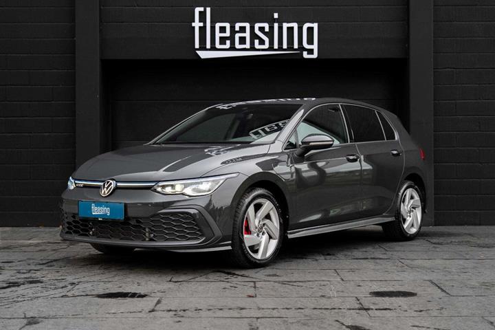 Grå VW Golf VIII fra 2022 set udefra
