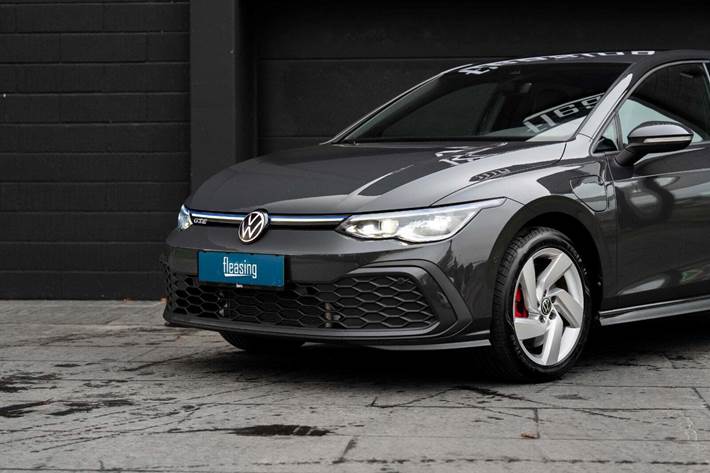 Grå VW Golf VIII fra 2022