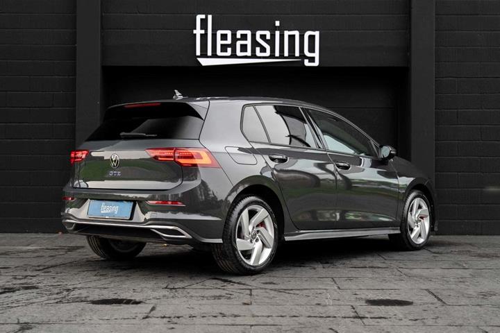 Grå VW Golf VIII fra 2022