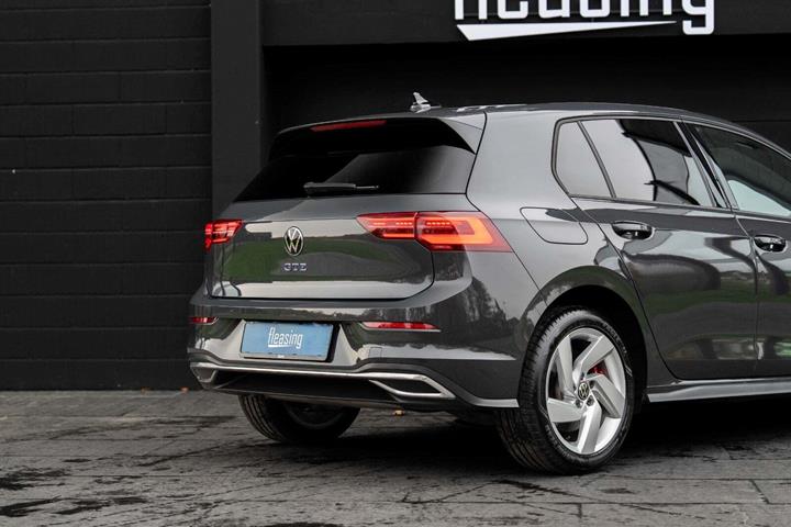 Grå VW Golf VIII fra 2022