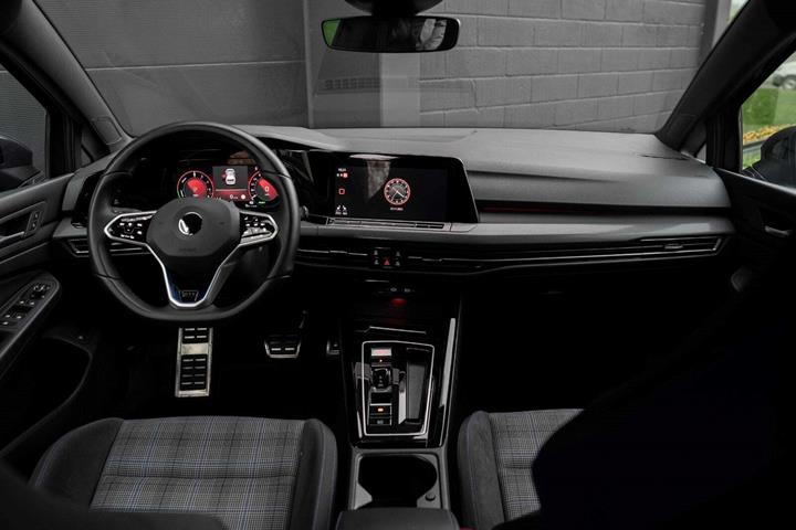 Grå VW Golf VIII fra 2022