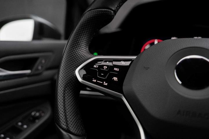Grå VW Golf VIII fra 2022