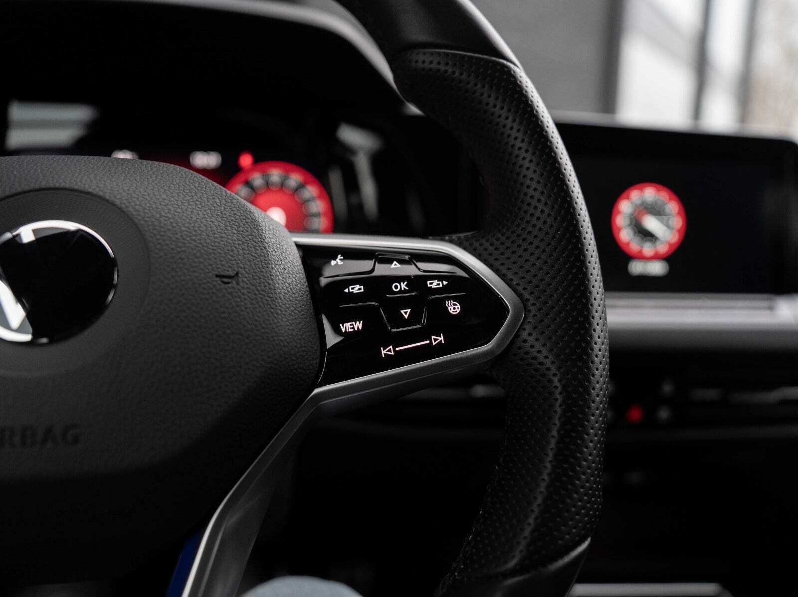 Grå VW Golf VIII fra 2022