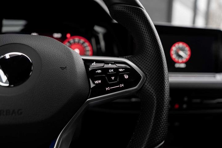 Grå VW Golf VIII fra 2022