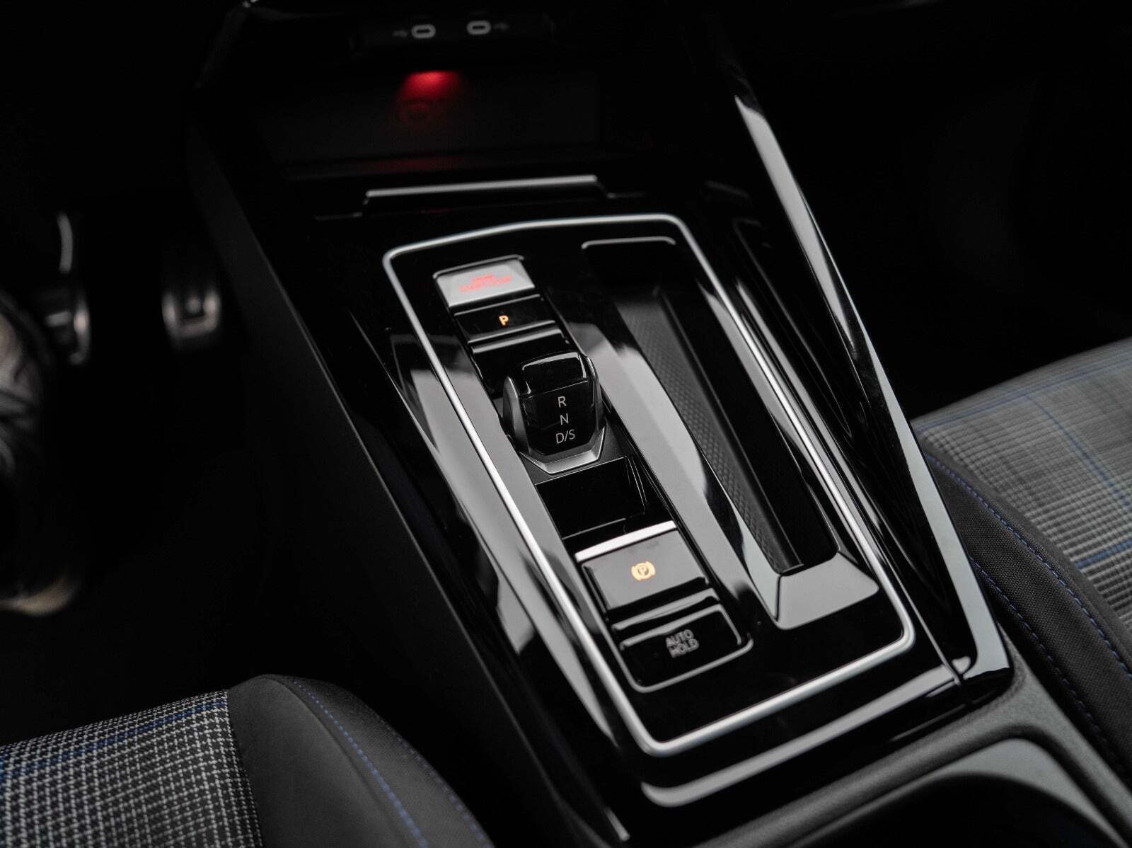 Grå VW Golf VIII fra 2022