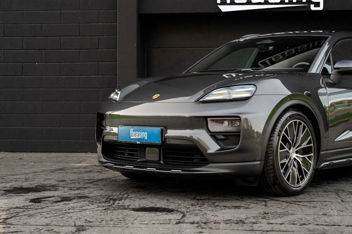 Grå Porsche Macan 4 fra 2025