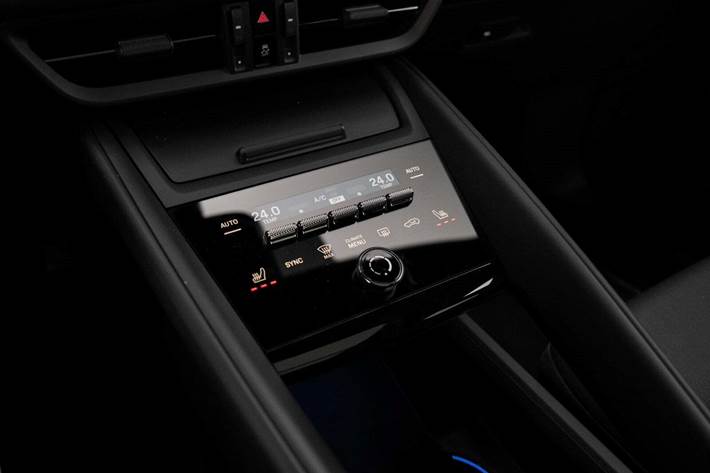 Grå Porsche Macan 4 fra 2025